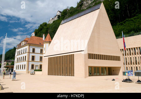 Il palazzo del parlamento e il Museo Nazionale di Vaduz, Principato del Liechtenstein, Europa Foto Stock