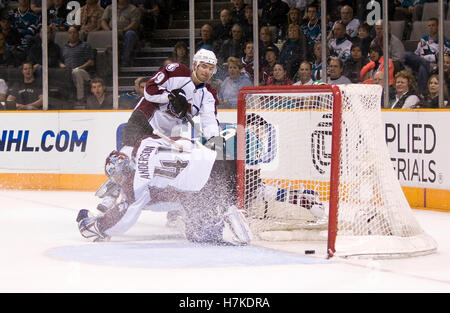 Marzo 28, 2010; San Jose, CA, Stati Uniti d'America; San Jose Sharks center Logan Couture (39) punteggi su Colorado Avalanche goalie Craig Anderson (41) durante il secondo periodo di HP Pavilion. San Jose sconfitto Colorado 4-3. Foto Stock