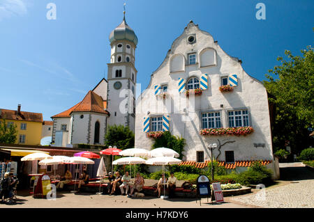 Chiesa parrocchiale e ristorante in Wasserburg am Bodensee village, Bavaria Foto Stock