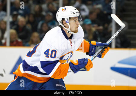 Novembre 11, 2010; san jose, ca, Stati Uniti d'America; new york isolani ala destra michael grabner (40) durante il terzo periodo contro gli squali di san jose a hp pavilion. san jose sconfitto new york 2-1 in sparatorie. Foto Stock