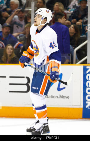 Novembre 11, 2010; san jose, ca, Stati Uniti d'America; new york isolani ala destra michael grabner (40) prima di una face off contro gli squali di san jose durante le ore di lavoro straordinario periodo a hp pavilion. san jose sconfitto new york 2-1 in sparatorie. Foto Stock