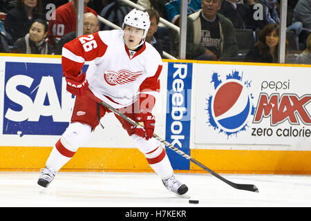 Novembre 30, 2010; San Jose, CA, Stati Uniti d'America; ali rosse di Detroit ala sinistra Jiri Hudler (26) spara il puck contro gli squali di San Jose durante il secondo periodo di HP Pavilion. Foto Stock