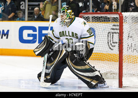 Dicembre 13, 2010; San Jose, CA, Stati Uniti d'America; Dallas Stars goalie Andrew Raycroft (30) si riscalda prima della partita contro gli squali di San Jose a HP Pavilion. Foto Stock