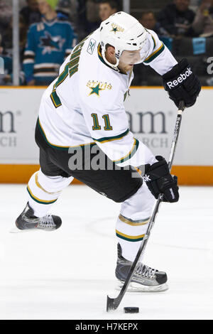 Dicembre 13, 2010; San Jose, CA, Stati Uniti d'America; Dallas Stars center Aaron Gagnon (11) si riscalda prima della partita contro gli squali di San Jose a HP Pavilion. Dallas sconfitto San Jose 3-2 in sparatorie. Foto Stock