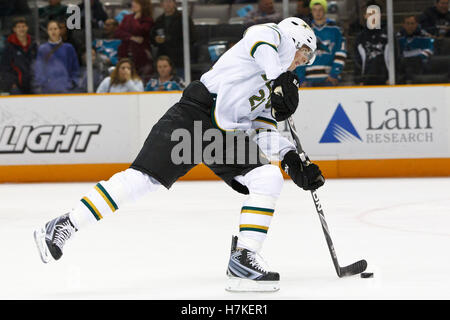 Dicembre 13, 2010; San Jose, CA, Stati Uniti d'America; Dallas Stars ala sinistra Loui Eriksson (21) germogli durante il warm up prima che il gioco contro gli squali di San Jose a HP Pavilion. Foto Stock