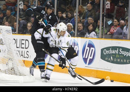 Dicembre 13, 2010; San Jose, CA, Stati Uniti d'America; Dallas Stars defenceman Jeff Woywitka (44) difende il puck da San Jose Sharks center Joe Thornton (19) durante il primo periodo di HP Pavilion. Foto Stock