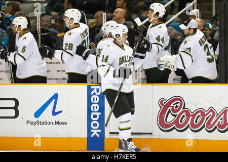 Dicembre 13, 2010; San Jose, CA, Stati Uniti d'America; Dallas Stars ala sinistra Jamie Benn (14) festeggia con i compagni di squadra dopo un goal contro gli squali di San Jose durante il primo periodo di HP Pavilion. Foto Stock