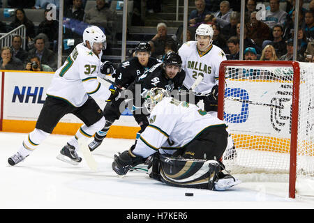 Dicembre 13, 2010; San Jose, CA, Stati Uniti d'America; Dallas Stars goalie Andrew Raycroft (30) salva un colpo da San Jose Sharks center Benn Ferriero (78) durante il primo periodo di HP Pavilion. Foto Stock