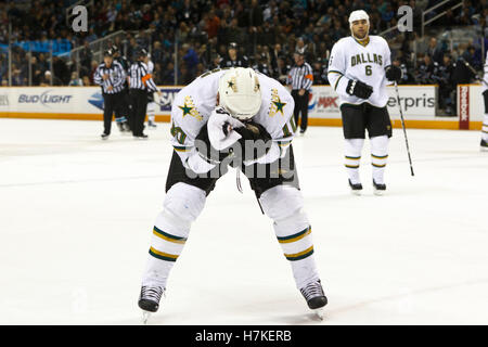 Dicembre 13, 2010; San Jose, CA, Stati Uniti d'America; Dallas Stars ala sinistra Brenden Morrow (10) lascia il ghiaccio dopo aver colpito in pieno volto con il puck durante il primo periodo contro gli squali di San Jose a HP Pavilion. Foto Stock