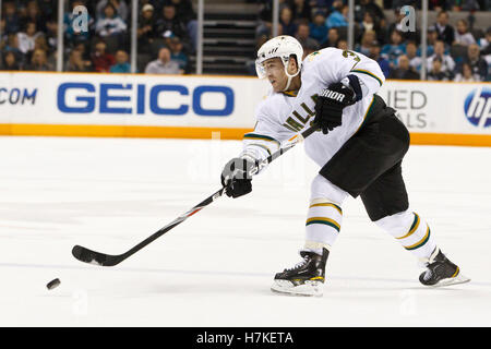 13 dicembre 2010; San Jose, CA, USA; Stephane Robidas, difensore delle stelle di Dallas (3), spara il puck contro gli squali di San Jose durante il secondo periodo al Padiglione HP. Foto Stock