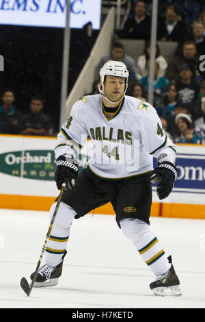 Dicembre 13, 2010; San Jose, CA, Stati Uniti d'America; Dallas Stars defenceman Jeff Woywitka (44) durante il secondo periodo contro gli squali di San Jose a HP Pavilion. Dallas sconfitto San Jose 3-2 in sparatorie. Foto Stock