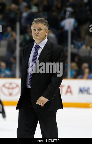 Dicembre 13, 2010; San Jose, CA, Stati Uniti d'America; Dallas Stars head coach Marc Crawford Passeggiate sul ghiaccio a spogliatoio dopo il secondo periodo contro gli squali di San Jose a HP Pavilion. Foto Stock