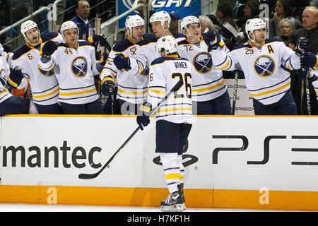 6 gennaio 2011; San Jose, CA, USA; Buffalo Sabres ha lasciato l'ala Thomas Vanek (26) festeggia con i compagni di squadra dopo aver segnato un gol contro gli squali di San Jose durante il secondo periodo all'HP Pavilion. Foto Stock