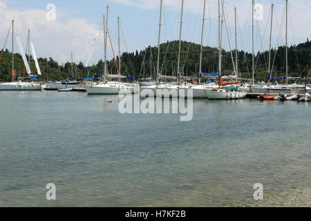 Nidri, Grecia, 11 Maggio 2013: Paesaggio con Harbour, costa verde, e yacht parcheggio nel mare Ionio, Grecia. Foto Stock