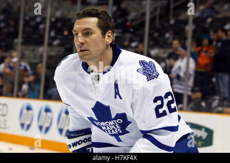 Gennaio 11, 2011; San Jose, CA, Stati Uniti d'America; Toronto Maple Leafs defenceman Francois Beauchemin (22) si riscalda prima della partita contro gli squali di San Jose a HP Pavilion. Toronto sconfitto San Jose 4-2. Foto Stock