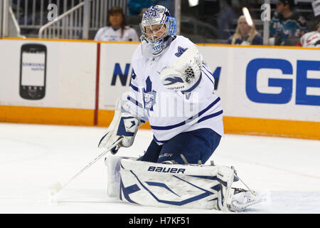 11 gennaio 2011; San Jose, CA, USA; Toronto Maple Leafs goalie James Reimer (34) si riscalda prima della partita contro gli squali di San Jose all'HP Pavilion. Foto Stock