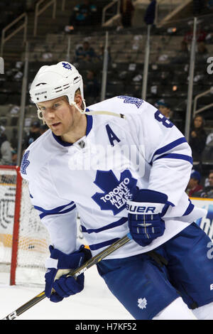 Gennaio 11, 2011; San Jose, CA, Stati Uniti d'America; Toronto Maple Leafs defenceman Mike Komisarek (8) si riscalda prima della partita contro gli squali di San Jose a HP Pavilion. Toronto sconfitto San Jose 4-2. Foto Stock