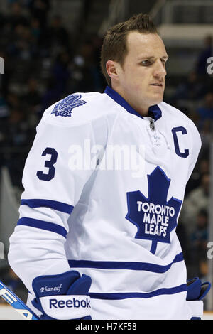 11 gennaio 2011; San Jose, CA, USA; Toronto Maple Leafs Defenseman Dion Phaneuf (3) si riscalda prima della partita contro gli squali di San Jose all'HP Pavilion. Toronto sconfisse San Jose 4-2. Foto Stock