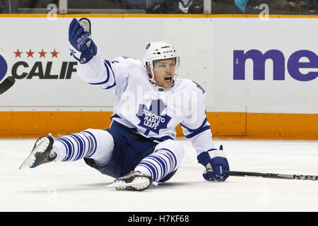 Gennaio 11, 2011; San Jose, CA, Stati Uniti d'America; Toronto Maple Leafs ala destra Joey Crabb (46) reagisce dopo aver battuto il ghiaccio durante il secondo periodo contro gli squali di San Jose a HP Pavilion. Foto Stock