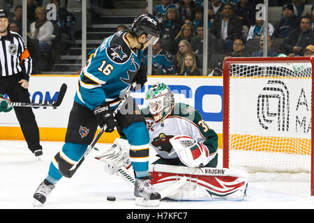 Gennaio 22, 2011; San Jose, CA, Stati Uniti d'America; Minnesota Wild goalie Niklas Backstrom (32) arresta un colpo da San Jose Sharks ala destra Devin Setoguchi (16) durante il secondo periodo di HP Pavilion. Foto Stock