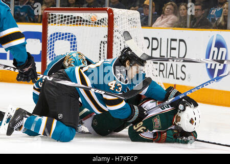 Gennaio 22, 2011; San Jose, CA, Stati Uniti d'America; San Jose Sharks ala sinistra John McCarthy (43) urti Minnesota Wild ala sinistra Pierre-Marc Bouchard (96) di ghiaccio nella parte anteriore dell'obiettivo durante il terzo periodo a HP Pavilion. San Jose sconfitto Minnesota 4-3. Foto Stock