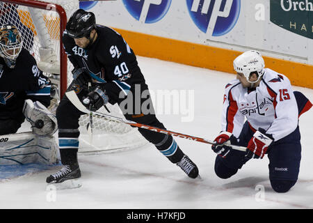 Febbraio 17, 2011; san jose, ca, Stati Uniti d'America; san jose sharks goalie antti niemi (sinistra) salva un colpo da Washington capitali ala destra boyd gordon (15) durante il secondo periodo di hp pavilion. Foto Stock