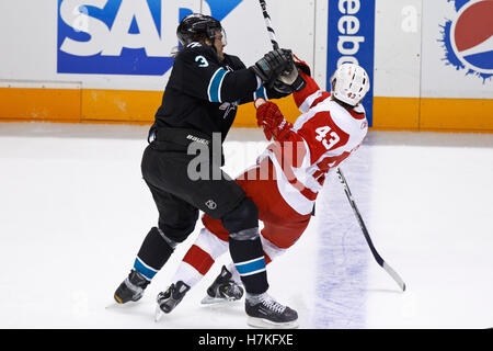 Marzo 3, 2011; san jose, ca, Stati Uniti d'America; san jose sharks defenceman douglas murray (3) controlli ali rosse di Detroit center darren helm (43) durante il primo periodo di hp pavilion. Foto Stock