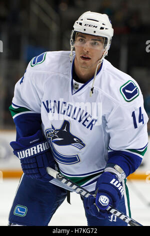 Marzo 10, 2011; San Jose, CA, Stati Uniti d'America; Vancouver Canucks center Alex Burrows (14) si riscalda prima della partita contro gli squali di San Jose a HP Pavilion. Foto Stock