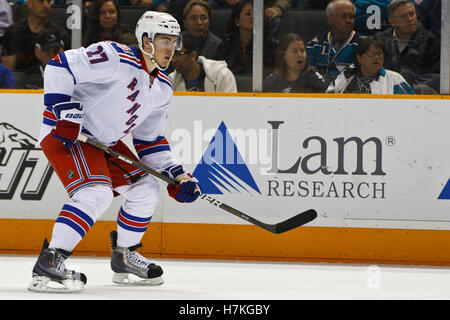 Marzo 12, 2011; San Jose, CA, Stati Uniti d'America; New York Rangers ala sinistra Brandon Dubinsky (17) durante il secondo periodo di HP Pavilion. New York sconfitto San Jose 3-2 in sparatorie. Foto Stock