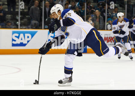 Marzo 19, 2011; San Jose, CA, Stati Uniti d'America; San Louis Blues ala destra Chris Stewart (25) si riscalda prima della partita contro gli squali di San Jose a HP Pavilion. Foto Stock