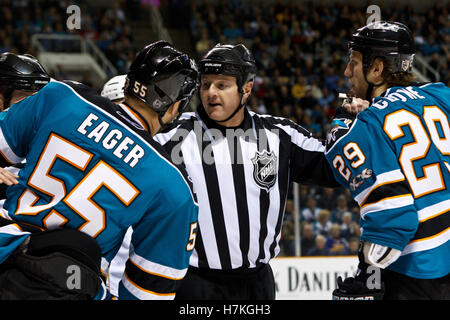 Marzo 19, 2011; San Jose, CA, Stati Uniti d'America; per guardafili NHL Lonnie Cameron (centro) separa San Jose Sharks ala sinistra Ben entusiasta (55) e l'ala destra Ryane Clowe (29) da St. Louis Blues dei giocatori durante il primo periodo di HP Pavilion. Foto Stock