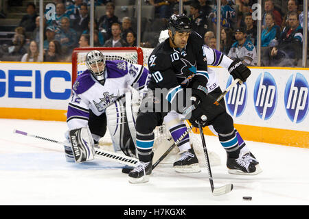 Aprile 4, 2011; san jose, ca, Stati Uniti d'America; san jose sharks centro jamal mayers (10) dei pattini con il puck nella parte anteriore del los angeles kings goalie jonathan quick (32) durante il primo periodo di hp pavilion. Foto Stock