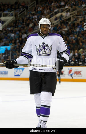 Aprile 4, 2011; San Jose, CA, Stati Uniti d'America; Los Angeles Kings ala destra Wayne Simmonds (17) prima di una face off contro gli squali di San Jose durante il secondo periodo di HP Pavilion. San Jose sconfitto Los Angeles 6-1. Foto Stock