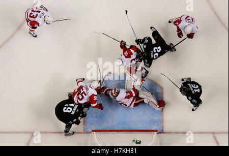 Maggio 8, 2011; San Jose, CA, Stati Uniti d'America; ali rosse di Detroit defenceman Niklas Kronwall (55), il goalie Jimmy Howard (il quarto da sinistra) e defenceman Brad Stuart (23) difendere il puck contro San Jose Sharks center Joe Thornton (19) e defenceman Dan Boyle (22) durante il secondo periodo di gioco cinque della western conference semifinali del 2011 Stanley Cup playoff a HP Pavilion. Il Red Wings sconfitto gli squali 4-3. Nella foto compare anche includere Red Wings center Darren Helm (43), l'ala destra Patrick Eaves (17), e gli squali ala destra Devin Setoguchi (16). Foto Stock