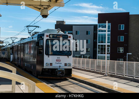 Area di Denver il trasporto regionale di RST Distretto light rail treno stazione di Yale Foto Stock