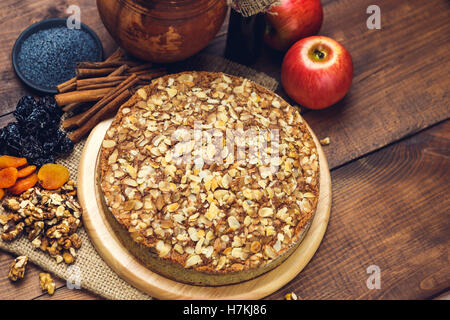 Torta fatta in casa con i semi di papavero e scaglie di mandorle Foto Stock