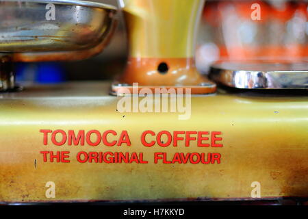 Etiopia AD ADDIS ABEBA-marzo 31: Tomoca Coffee Shop in Piazza-downtown area presenta di ispirazione italiana macchine vintage. Foto Stock