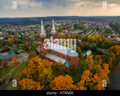 Anyksciai, Lituania: neo-gotica chiesa cattolica romana in autunno Foto Stock