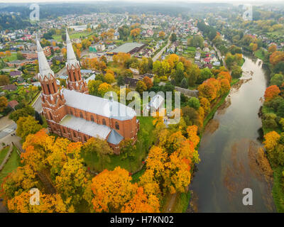 Anyksciai, Lituania: neo-gotica chiesa cattolica romana in autunno Foto Stock