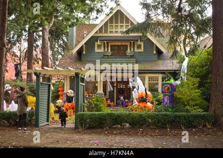 Heritage casa decorata per Halloween sul lato ovest di Vancouver. Foto Stock