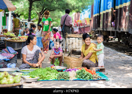 Persone nella parte anteriore del treno su un treno dalla stazione di Mandalay in Birmania Foto Stock