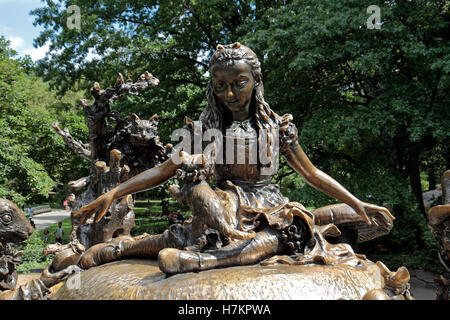 Alice e il Cheshire cat dettaglio su Alice nel paese delle meraviglie di scultura, Central Park, Manhattan, New York, Stati Uniti. Foto Stock