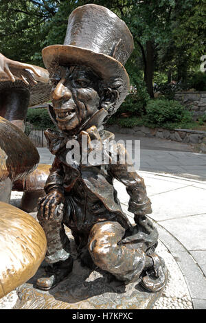 Close up The Mad Hatter in Alice nel paese delle meraviglie di una scultura in Central Park, Manhattan, New York, Stati Uniti. Foto Stock