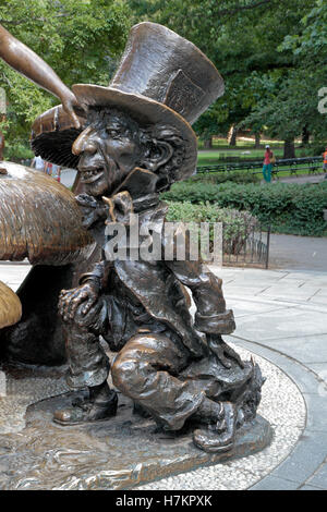 Close up The Mad Hatter in Alice nel paese delle meraviglie di una scultura in Central Park, Manhattan, New York, Stati Uniti. Foto Stock