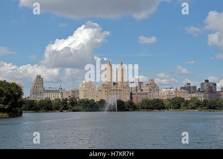 Il Jacqueline Kennedy Onassis Reservoir, Central Park, Manhattan, New York, verso 300 Central Park W Appartamenti Corporation. Foto Stock