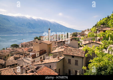 Panorama di Limone sul Garda, una piccola cittadina sul Lago di Garda, Italia. Foto Stock