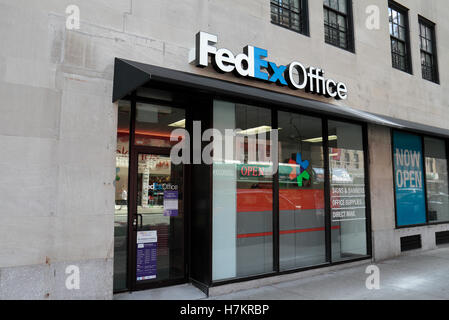 Un ufficio FedEx Stampa & Centro Nave sulla Lexington Avenue, Manhattan, New York City, Stati Uniti. Foto Stock