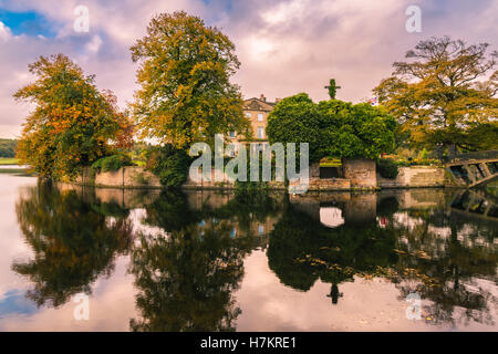 Wakefield, Regno Unito - 20 Ottobre 2016: Walton Hall di un hotel a 4 stelle in un suggestivo panorama del Parco di laminazione. Foto Stock