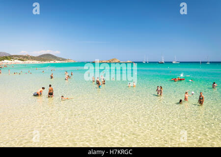 Chia, Italia - 18 agosto 2016: Le splendide spiagge e le acque cristalline della Baia Chia, Sardegna, Italia. Foto Stock