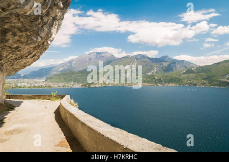 La mitica Ponale sentiero intagliato nella roccia della montagna in Riva del Garda, Italia. Foto Stock